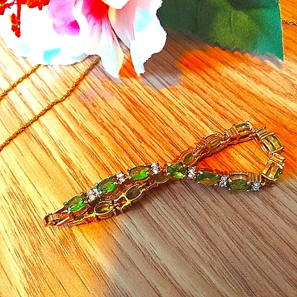 Avon Diamond and Peridot Necklace and Bracelet Set in Gold in Great Condition - Picture 5 of 6